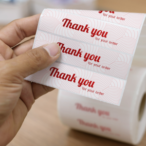 Etiquetas adhesivas en rollo con acabado exclusivo